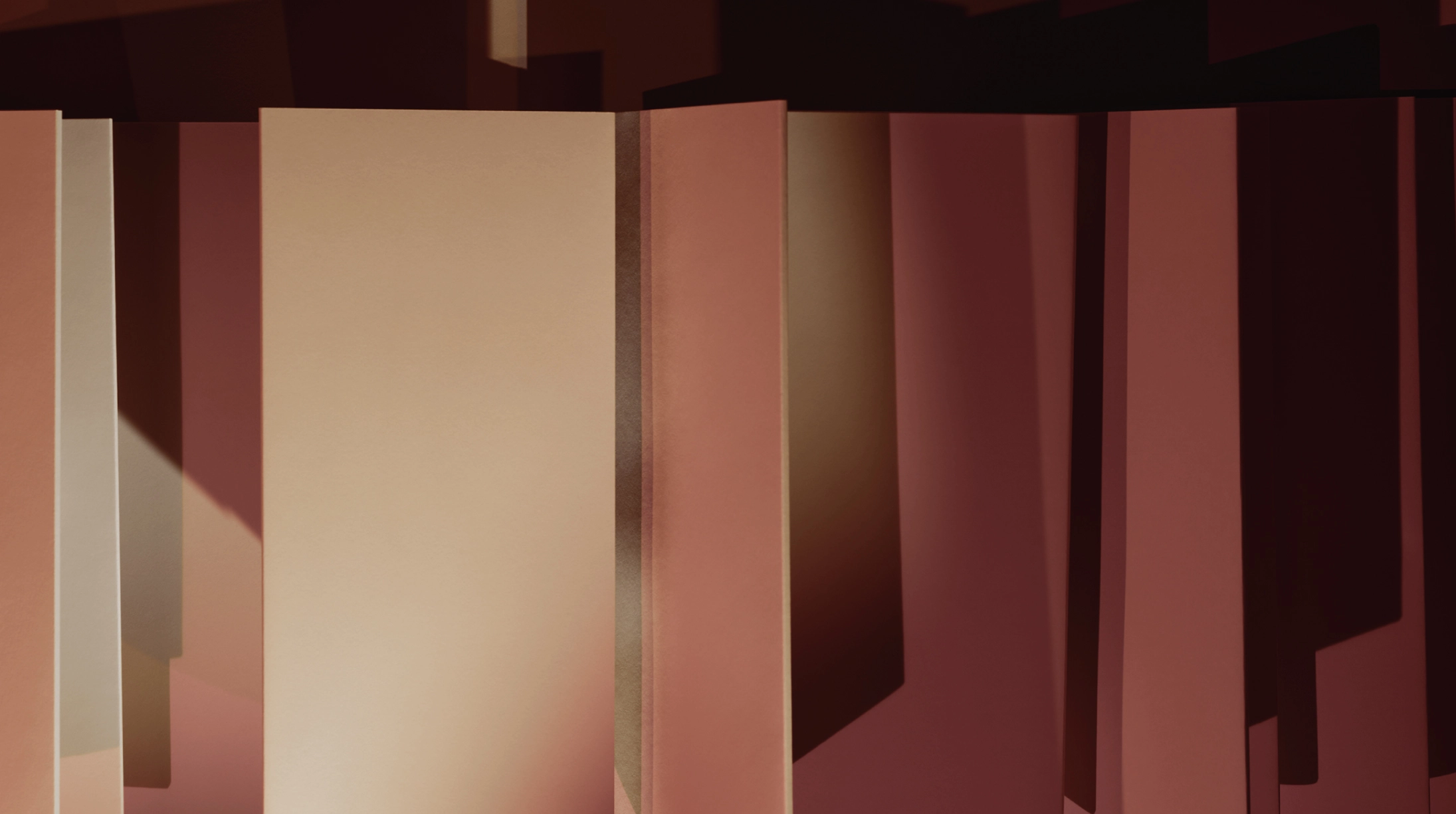 Abstrakcyjna kompozycja w ciepłych odcieniach czerwieni, różu i brązu. Na pierwszym planie ustawione są pionowe, prostokątne formy przypominające składane panele lub parawany, o gładkich powierzchniach i delikatnych przejściach kolorystycznych. W tle widoczne są ich cienie, tworzące geometryczne, nakładające się kształty o ostrych krawędziach. Całość ma minimalistyczny, przestrzenny charakter i sugeruje grę światła oraz głębi.