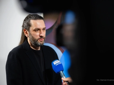 Paweł Bownik udzielający wywiadu