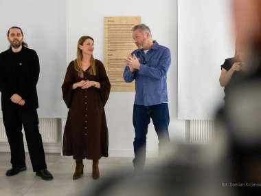 Autor wystawy wystawy Paweł Bownik, Dyrektorka BWA Ewelina Jurasz oraz Dyrektor Fabryki Czekolady Robert Zydel